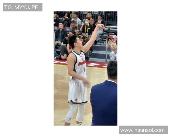 胡明轩：从青涩小将到篮球场上的耀眼明星之路与成长故事